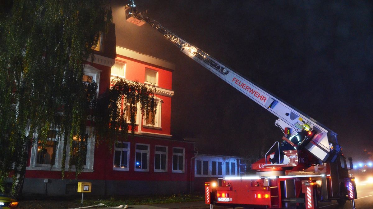 Im Genusshotel Peter in der Wingst (Kreis Cuxhaven) ist in der Nacht zu Donnerstag ein Feuer ausgebrochen. Bei der Brandbekämpfung kam auch eine Drehleiter der Feuerwehr Cuxhaven zum Einsatz. Foto: Jürgen Lange