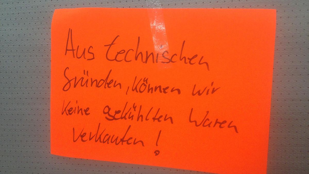 Im Lidl-Markt im Grünen Weg wurden verderbliche Waren ausgeräumt und die Kühltheken mit Jalousien und einem Hinweis verhängt. Foto: Koppe