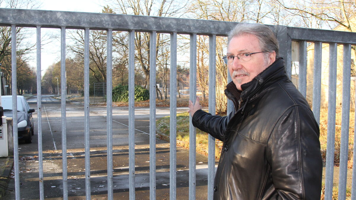 Ingo Grahmann am Eingang der ehemaligen Kaserne, deren Tore sich nach dem Auszug der letzten Bewohner 2016 wieder geschlossen hatten. Foto: Reese-Winne
