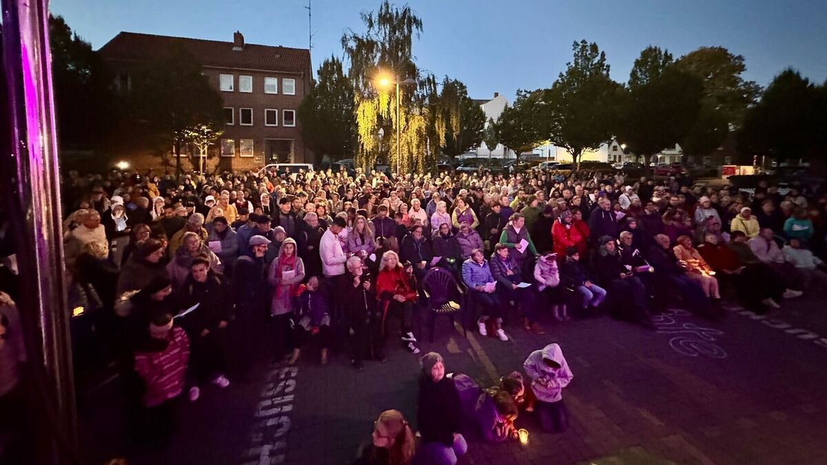 Mit einsetzender Dämmerung wurde die Lichtstimmung am Rathaus immer schöner, während das Publikum in die bekannten Titel einstimmte. Foto: Quaiser