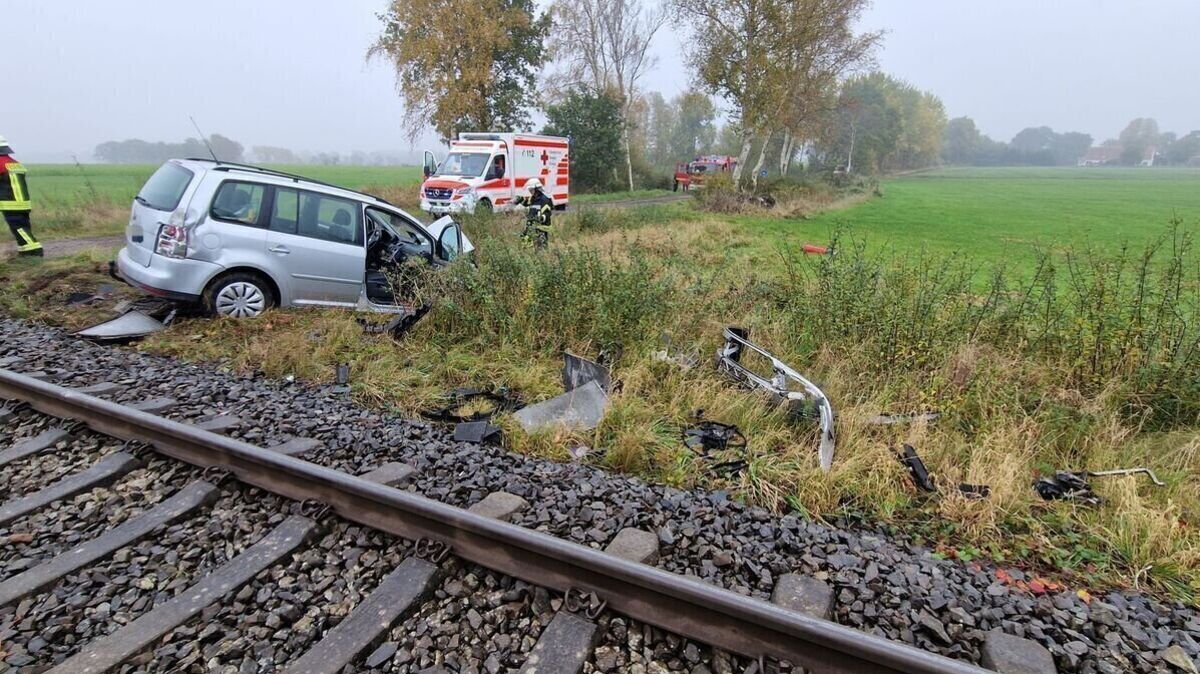 Feuerwehrkräfte sichern die Unfallstelle, nachdem ein Zug mit einem Auto kollidierte. Foto: S. Eriksen/Freiwillige Feuerwehr Gemeinde Schiffdorf/dpa