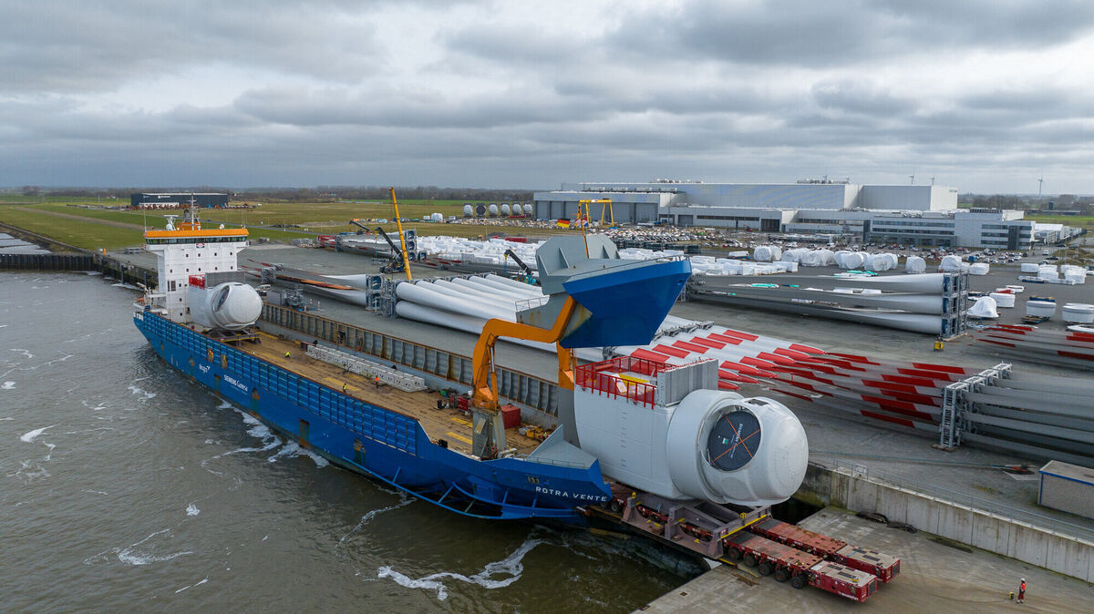 An der Cuxhavener Pier wird eine 14-Megawatt-Turbine aus dem örtlichen Siemens Gamesa-Werk verschifft. Der Transport ging in diesem Fall nicht nach Übersee. Ziel war der Offshore-Windpark Moray West (Schottland).
