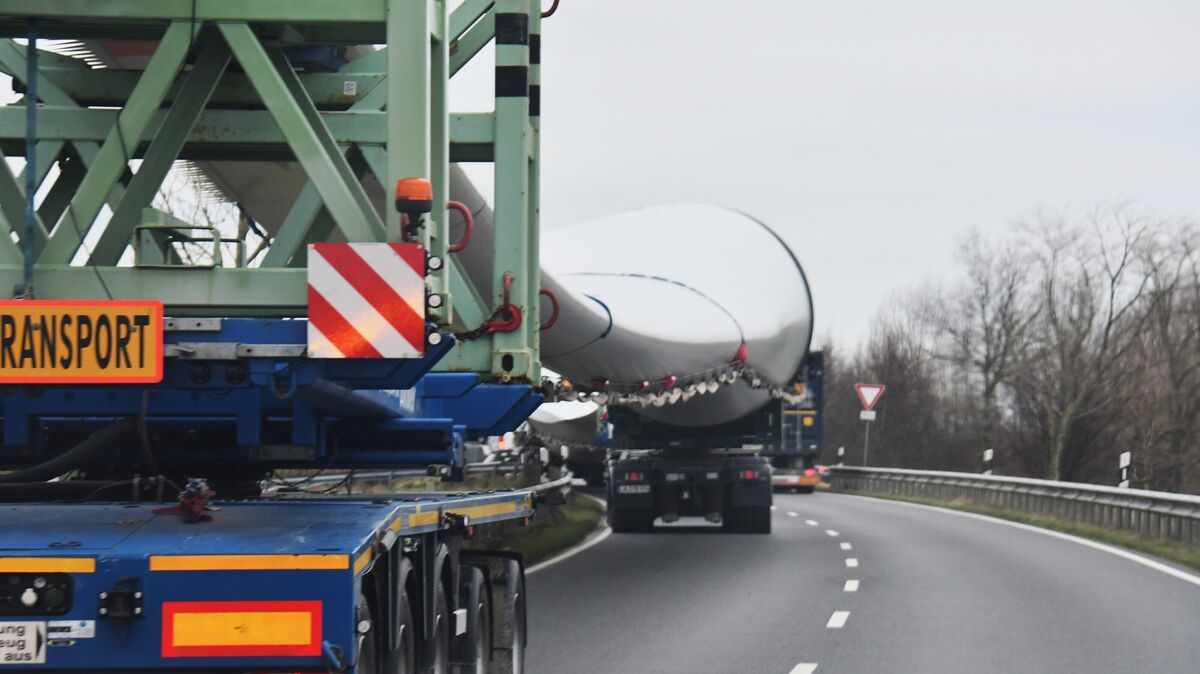 Zwischen den beiden B73-Kreiseln bleibt der Schwertransport, der Windrad-Flügel geladen hat, in Richtung Neuenkirchen und Osterbruch liegen. Foto: Schröder