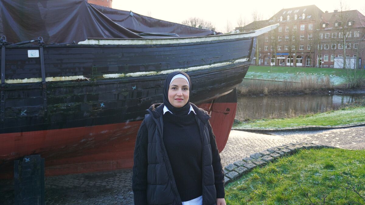 Die Hermine ist etwas Besonderes für Faten Sakallah. "Ein Schiff mitten in der Stadt" fiel ihr sofort auf, als sie in Cuxhaven ankam. Foto: Brettschneider