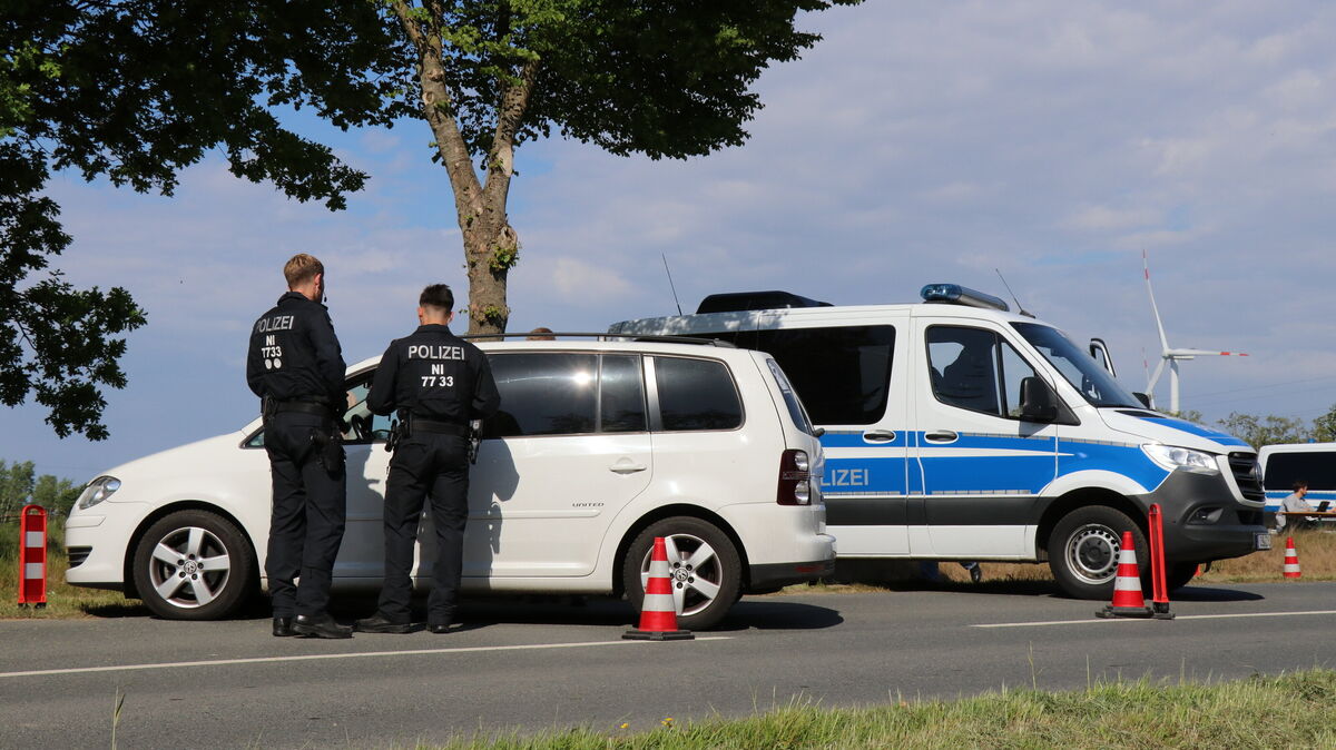Zwischen Lüdingworth und Franzenburg wurde eine Kontrollstelle eingerichtet. Dort haben die Beamten umfangreiche Personenüberprüfungen und Fahrzeugdurchsuchungen durchgeführt. Foto: Mangels