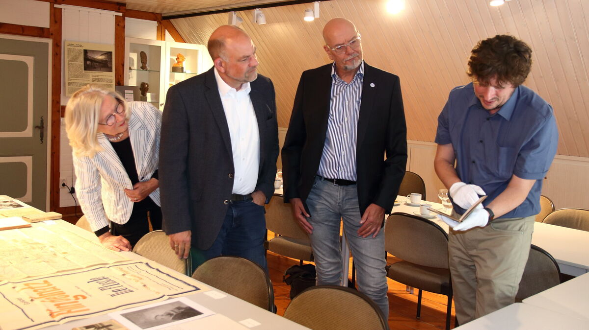 Überzeugt, dass die Fördersumme im Museum gut angelegt ist: Arne Butt, Fachreferent für Denkmalpflege und Wissenschaft bei der VGH-Stiftung, und sein Kollege Michael Lichte ließen sich von Florian Rogge (r.) und Erika Fischer die Raritäten aus dem Ringelnatz-Nachlass erklären. Foto: Koppe