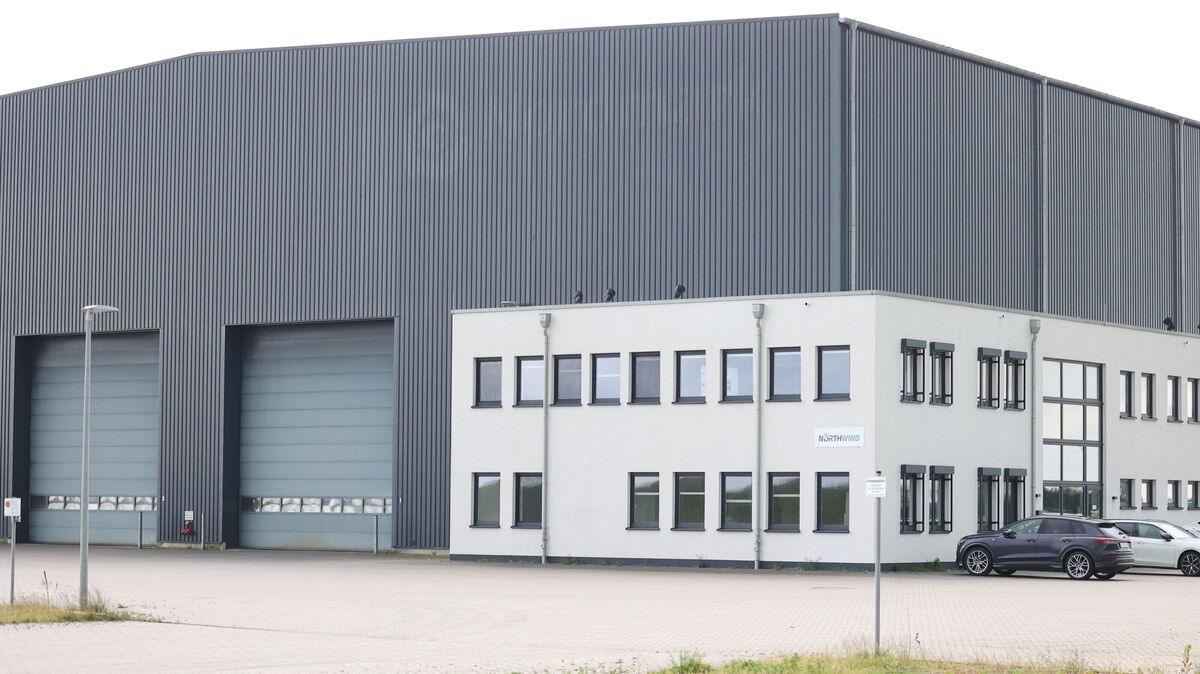 Für die ehemalige Nordmark-Halle ist eine neue Nutzung in Sicht: Die neuen Investoren wurden offiziell vorgestellt. Sie sind zugleich Partner eines weiteren bedeutenden Unternehmens im Cuxhavener Hafen und bringen damit frischen Schwung in die Standortentwicklung. Foto: Larschow