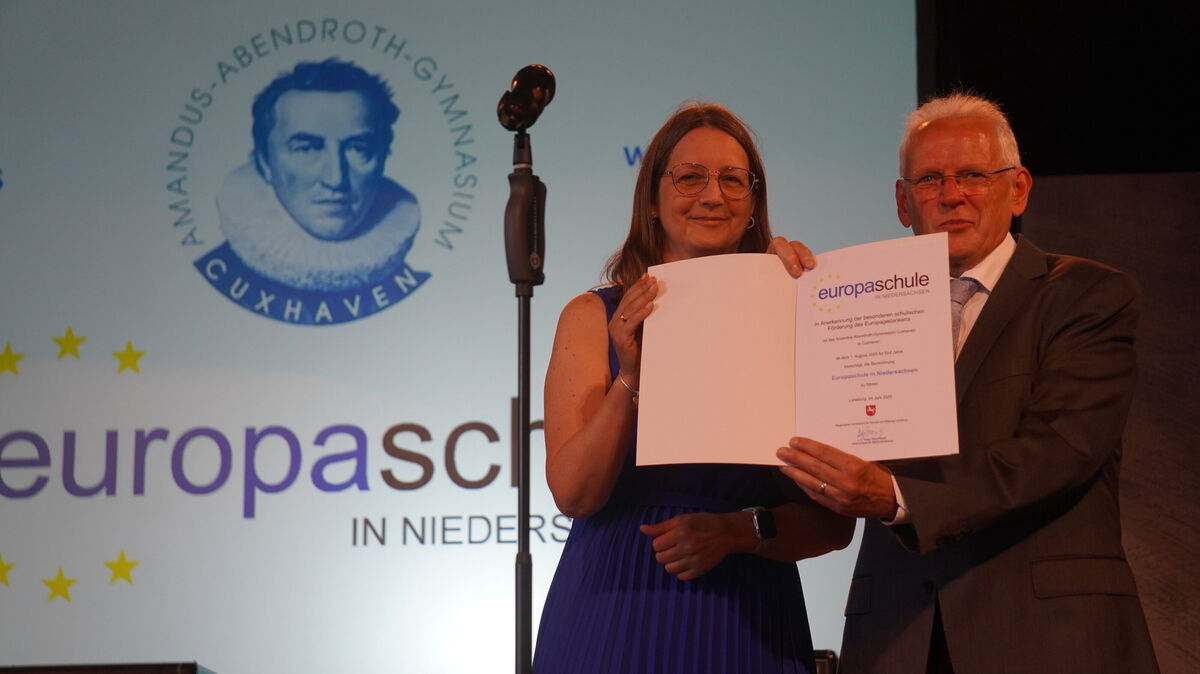 Feierliche Urkundenübergabe: Das Amandus-Abenroth-Gymnasium trägt ab August 2025 offiziell den Titel Europaschule. (l. Heike Keuser, r. Wolfgang Deutschmann) Foto: Brettschneider
