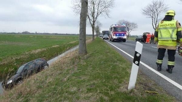 Auto landet zwischen Cuxhaven und Altenbruch im B73-Graben: Fahrer nicht ansprechbar
