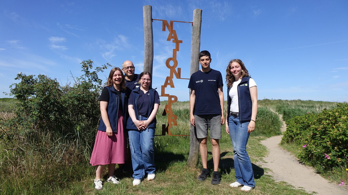 Judy Aedtner (22), Ronald Osterndorf (vom Wattenmeer-Besucherzentrum), Catharina Feld (19), Lukas Heder (20) und Julia Geruschkat (19 Jahre) haben Die Zeit im Besucherzentrum für Orientierung genutzt.