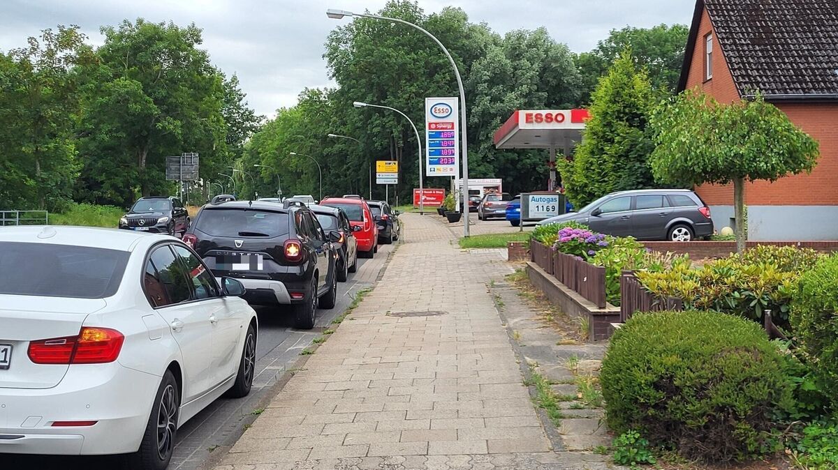 11.45 Uhr an einer Cuxhavener Tankstelle am Dienstag (30. Juni 2026) einen Tag bevor der Tankrabatt endet. Foto: Werder