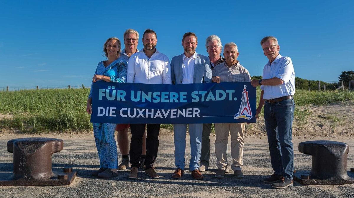 Der Vorstand der Wählergemeinschaft und die Stadtratsfraktion mit dem Oberbürgermeister-Kandidaten Alexander Bremer (M.). Foto: Die Cuxhavener