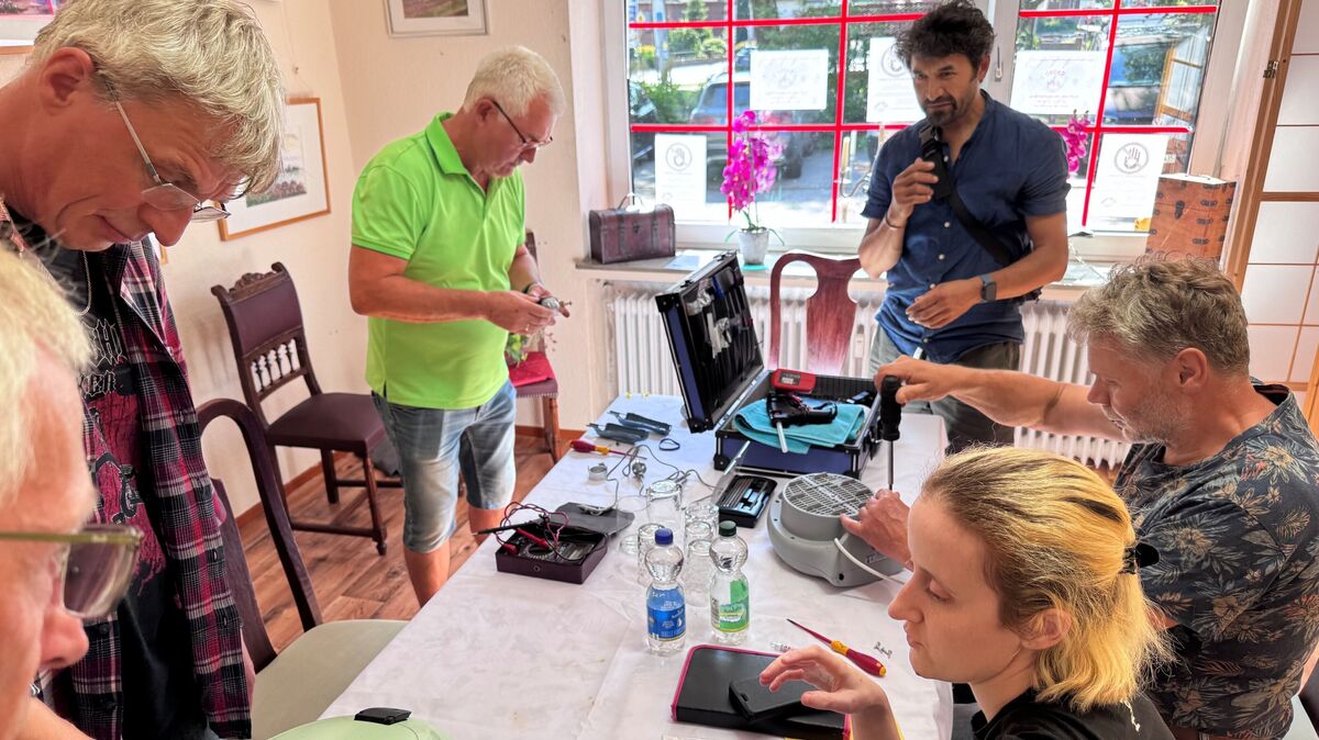 Statt defekte Alltagsgegenstände wegzuwerfen, sollen sie
mit Unterstützung engagierter Ehrenamtlicher möglichst wieder
instandgesetzt werden. Foto: Lange