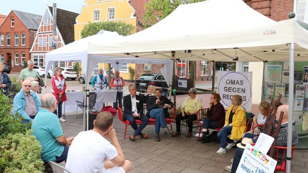Otterndorf diskutiert über Demokratie - dann sorgt ein AfD-Sympathisant für Unruhe