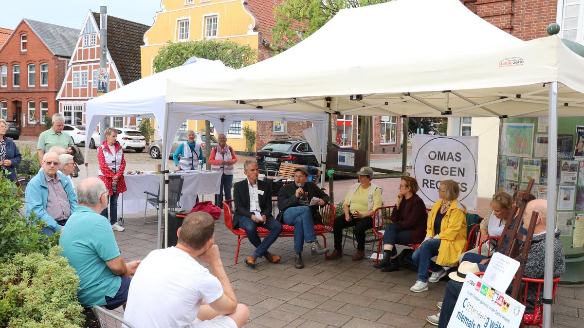 Auf dem Otterndorfer Kirchplatz diskutieren die „Omas gegen rechts“ mit Kommunalwahlkandidaten über Demokratie und Bürgerbeteiligung – bis ein Störer laut wird. Foto: Mangels