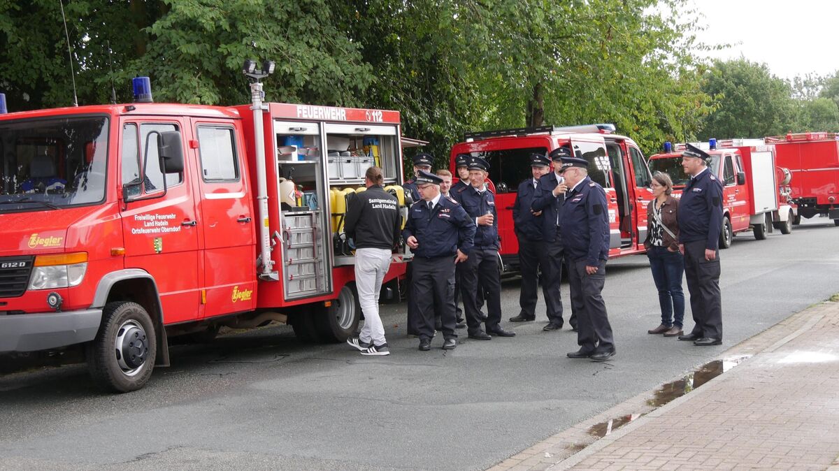 Großes Interesse wecken die ausgestellten Einsatzfahrzeuge sowie das Feuerwehrboot. Foto: Lange