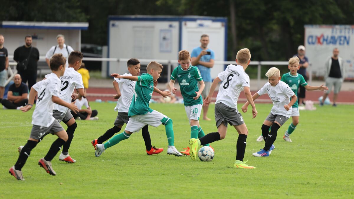 Die U11-Jungs von Werder Bremen (grüne Trikots) befanden sich praktisch im dauerhaften Vorwärtsgang. Der Cuxhavener Nachwuchs kämpfte wacker, konnte aber eine hohe Niederlage nicht verhindern. Foto: Lütt