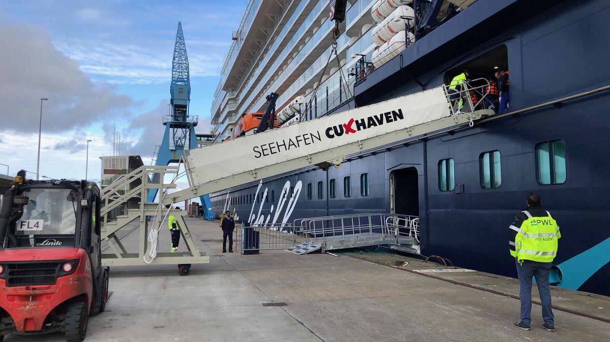 Leinen los: Die "Mein Schiff 3" verlässt am Freitag Cuxhaven. Foto: Sassen
