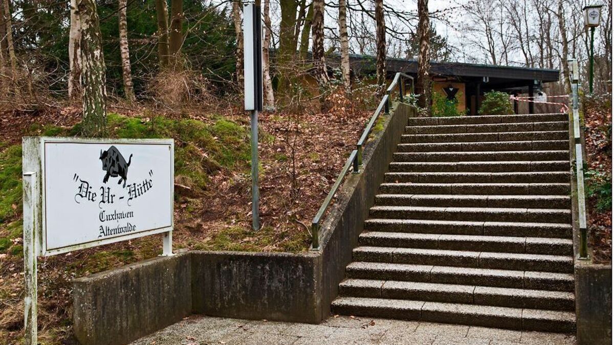 Über die Treppe ging es zu dem Flachdachgebäude, das viel Platz für größere Gesellschaften bot. Foto: Kröger