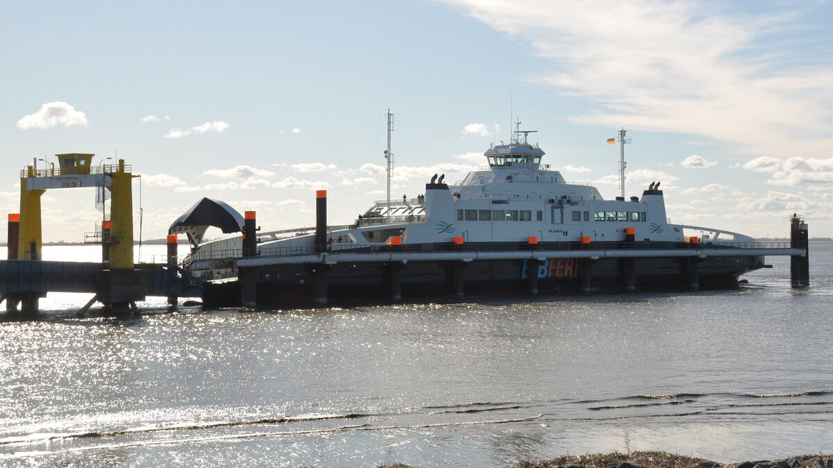 Das Fährschiff „Greenferry I“, hier am Anleger in Brunsbüttel, startete 2021, mitten in der Corona-Pandemie, den Fährbetrieb zwischen Cuxhaven und Brunsbüttel. Das mit Flüssigerdgas (LNG) betriebene Schiff der „Elbferry“-Reederei konnte die Linie nur neun Monate aufrechterhalten. Foto: Larschow