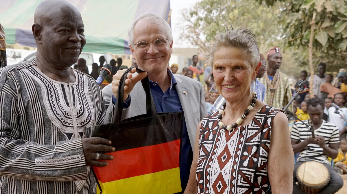 Katrin Seyfahrt mit dem deutschen Botschafter Dr. Pfaffernoschke und Projektleiter Sidiki Belem in der Wend-Raabo-Schule. Foto: Walter Korn