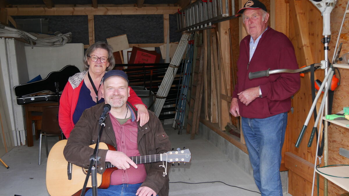 Monika Haller, erste Vorsitzende des Heimat- und Kulturvereins, der Musiker und Publizist Jan Graf (sitzend) und Günter Schlichtmann von der Musik- und Spinnradgruppe Hemmoor (r.) freuen sich über ein begeistertes Publikum. Foto: Lange