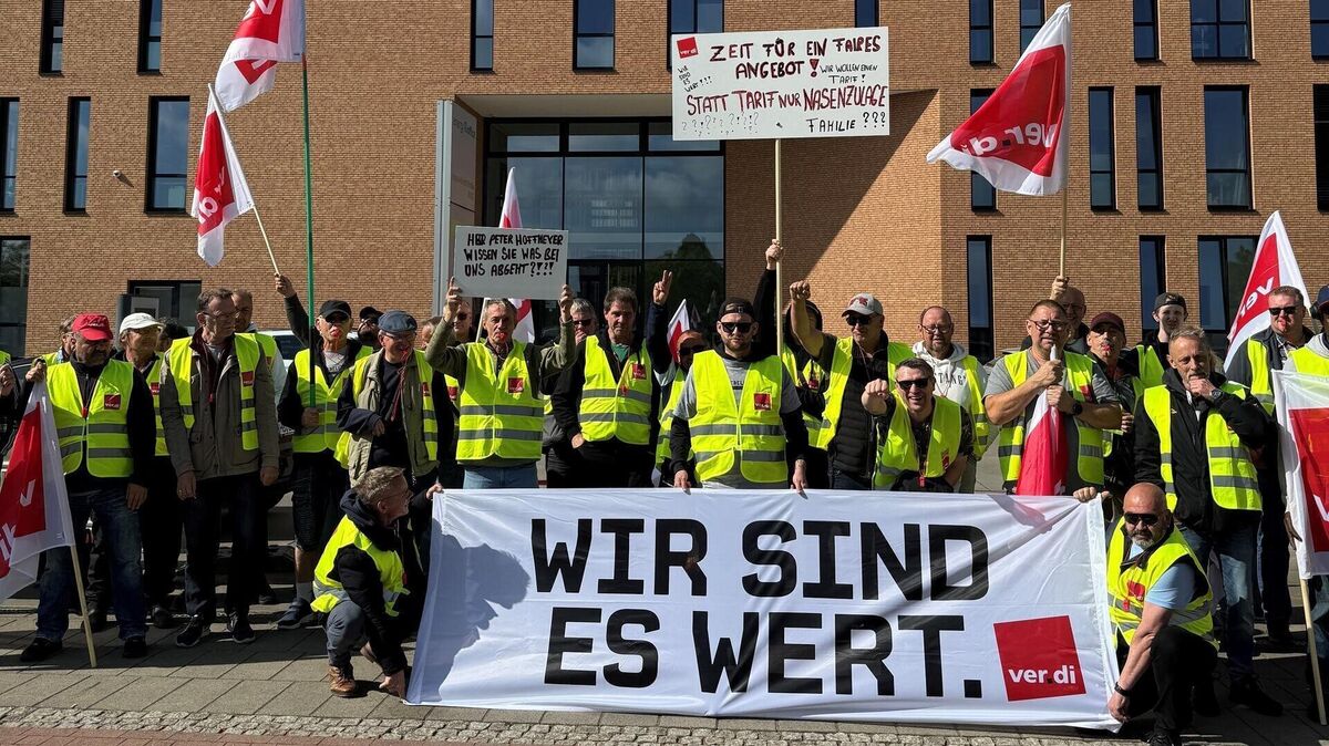 Mitarbeiter von Nehlsen demonstrieren für die Einführung des öffentlichen Tarifvertrages. Foto: Verdi


Mitarbeiter von Nehlsen demonstrieren für die Einführung des öffentlichen Tarifvertrages. Foto: Verdi