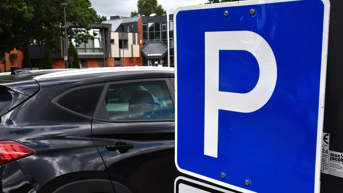 Noch parken Verkehrsteilnehmer ihre Fahrzeuge auf dem Hemmoorer Rathausplatz und in anderen Bereichen des Stadtzentrums kostenlos. Doch das kann sich ändern. Foto: Schröder