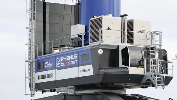 Cuxhaven: Hafenmobilkran "Peter" hebt Cuxport auf neues Niveau im Schwerlastumschlag