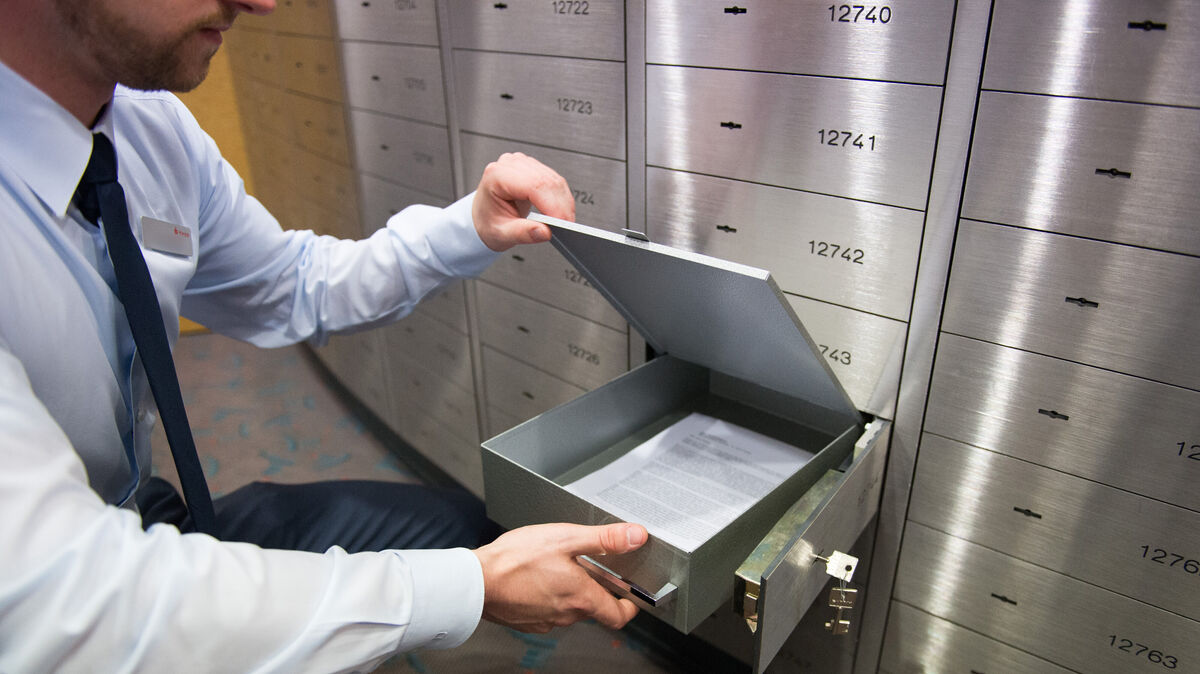 Mal schauen, ob noch alles da ist (gestellte Szene): Dieses Bedürfnis meldete sich auch bei Schließfach-Mieterinnen und -Mietern in Cuxhaven nach dem spektakulären Einbruch in Gelsenkirchen. Foto: Daniel Reinhardt/dpa