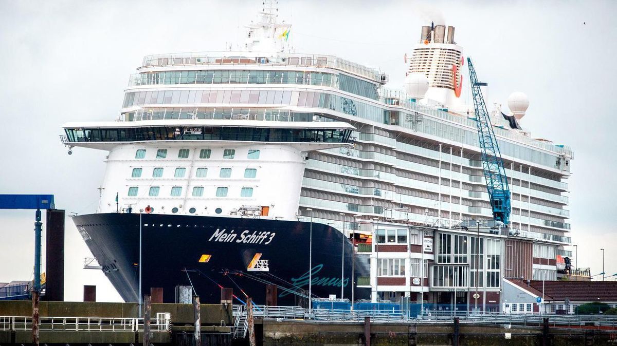 Crew-Mitglieder der "Mein Schiff 3" sollen von Bord gehen. Foto: Hauke-Christian Dittrich/dpa
