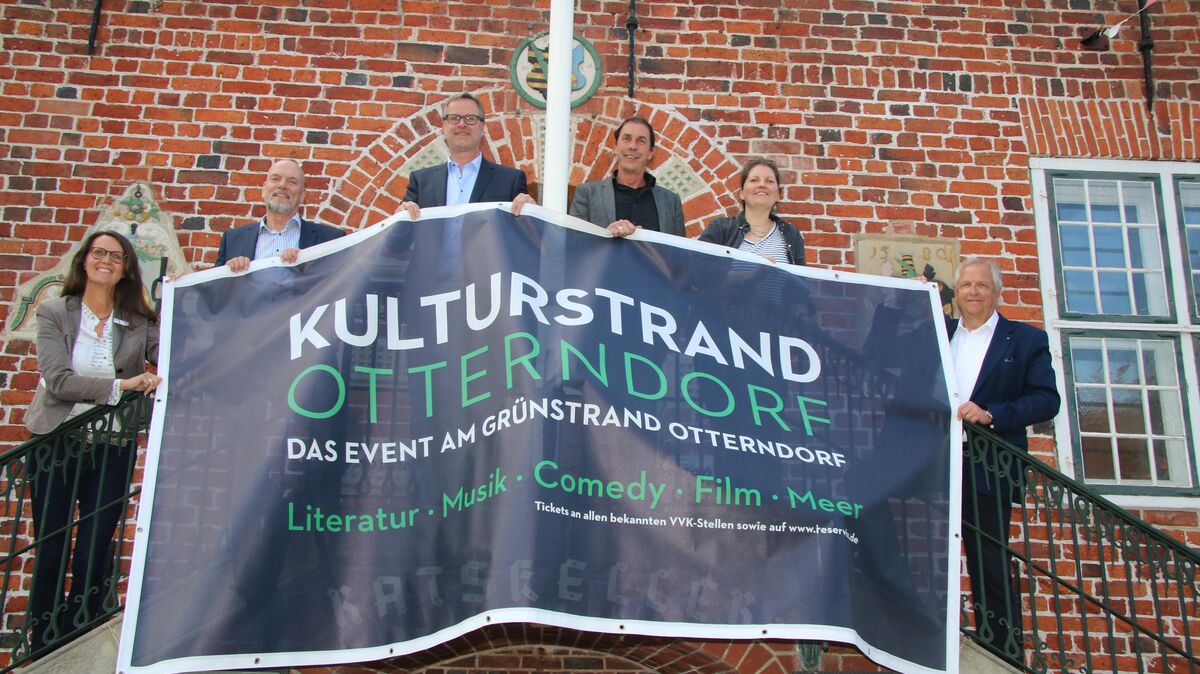 Machen sich gemeinsam für den Kulturstrand Otterndorf 2022 stark: Katrin Toetzke von der Bibliotheksgesellschaft Cuxhaven, Michael Lichte von der VGH Stiftung, Thomas Dock von der VGH, Samtgemeindebürgermeister Frank Thielebeule, Julia Heuer von der Kulturabteilung und der Projektberater Dirk Wurzer (v.l.). Foto: Potschka