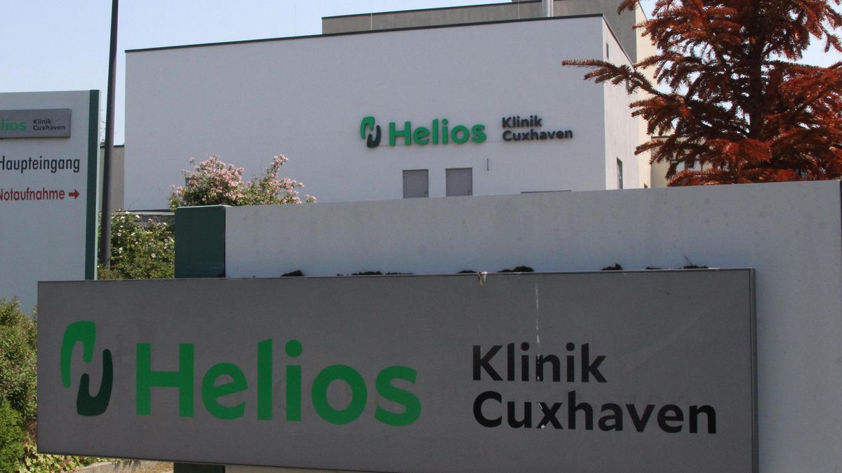 Hinter der Fassade der Helios-Klinik Cuxhaven soll es Hinweisen an unsere Zeitung zufolge brodeln: Ein Grund ist offenbar die von der Konzernzentrale ausgegebene Devise zur Einsparung ärztlicher Stellen. Fotos: Reese-Winne