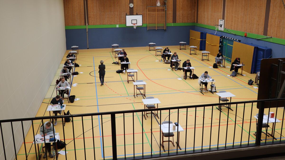 So wie hier vor zwei Jahren in den BBS Cuxhaven werden die Abiturprüfungen auch in diesem Jahr wieder in Turnhallen geschrieben. Foto: Tiedemann/Archiv