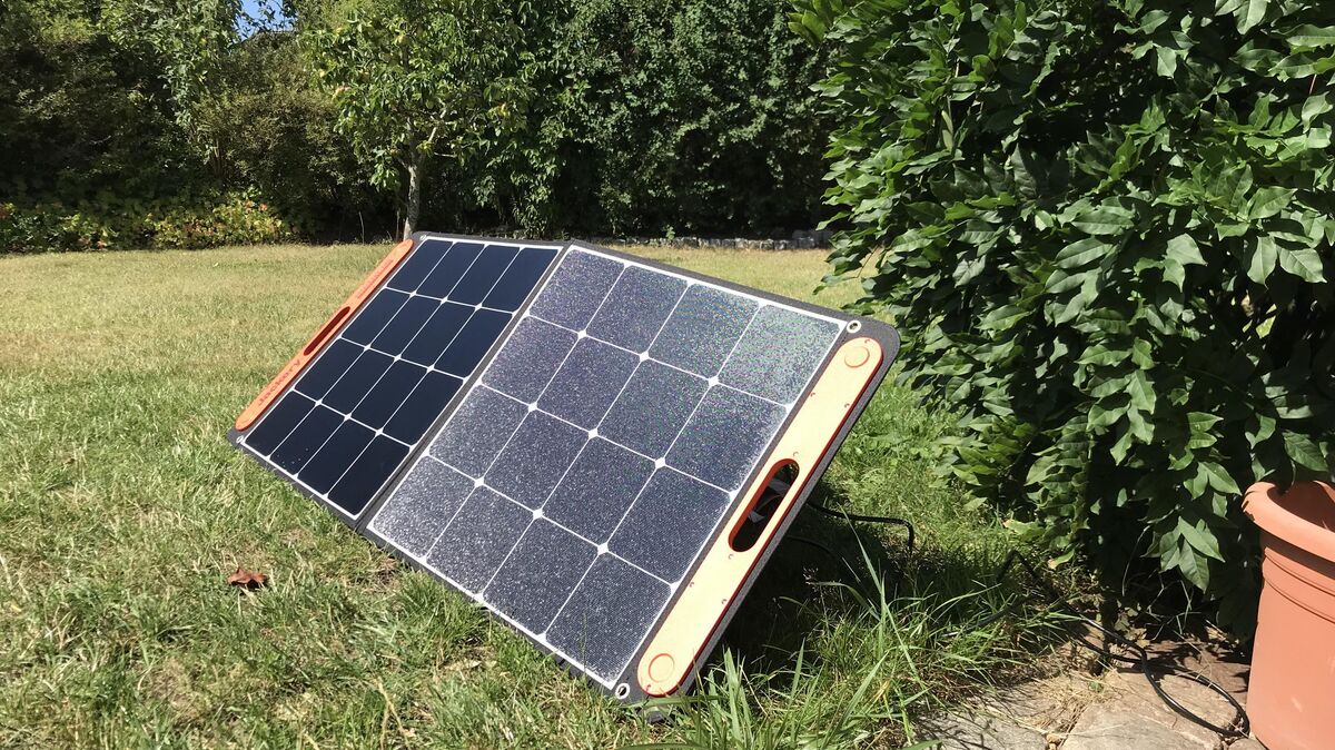 Das Solarpanel wird im Garten postiert und stets nach der Sonne ausgerichtet. Dahinter steht die Powerstation im Schatten. Es macht Spaß, zu verfolgen, wie der Ladestand nach und nach steigt. Fotos: Reese-Winne