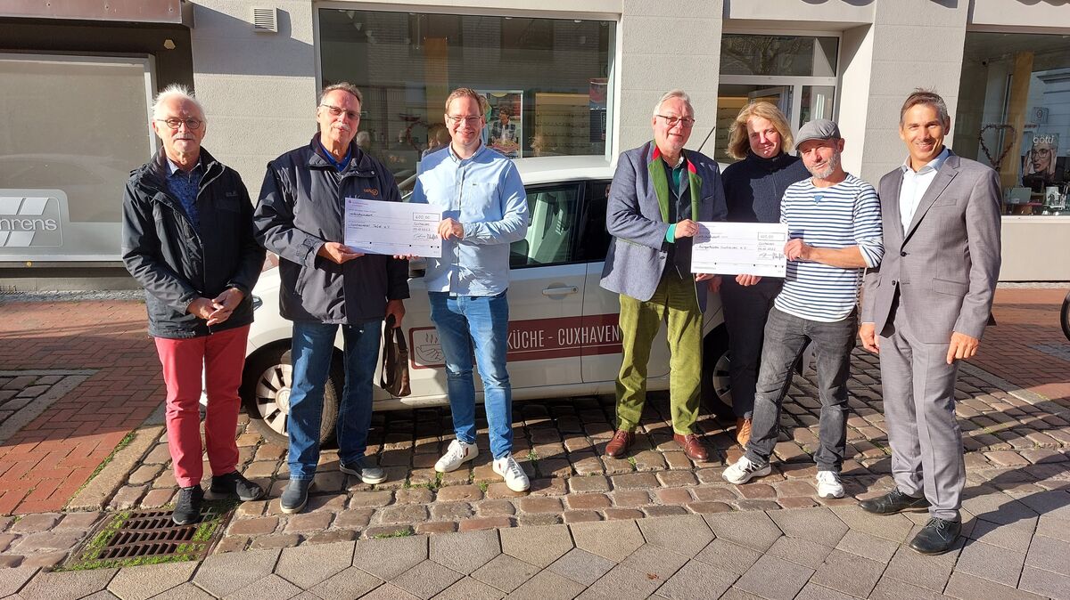 Der Vorstand der Interessengemeinschaft Lotsenviertel und die Repräsentanten der mit insgesamt 1200 Euro bedachten Institutionen freuen sich über die stattliche Summe, die nun für gemeinnützige Zwecke verwendet wird. Foto: IG Lotsenviertel