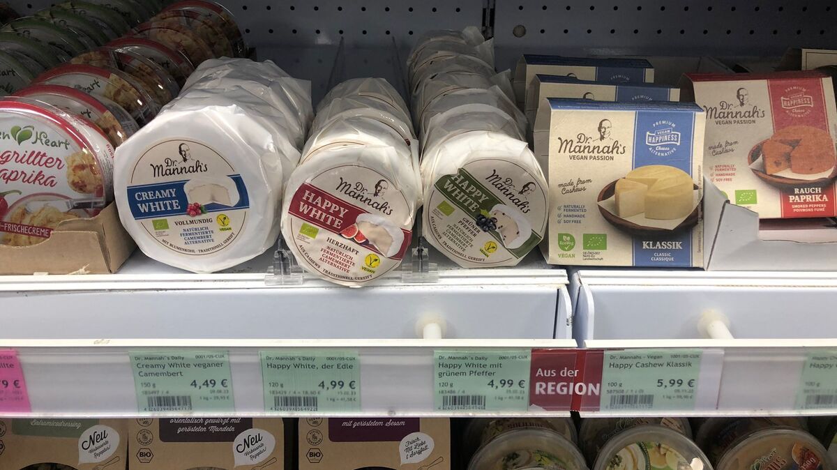 Die vegane Käsealternative aus Cuxhaven ist auch in Biomärkten der Region unte der  Kernmarke „Dr. Mannahs" erhältlich. Foto: Kramp