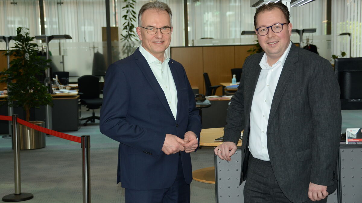 In seinem letzten Jahr als Vorstand der Sparkasse möchte Ralf Rüdiger Schwerz (l.) gemeinsam mit seinem Nachfolger als Vorstandsvorsitzender Kai Mangels die Weichen für die Zukunft des Cuxhavener Kreditinstituts stellen. Foto: Rohde