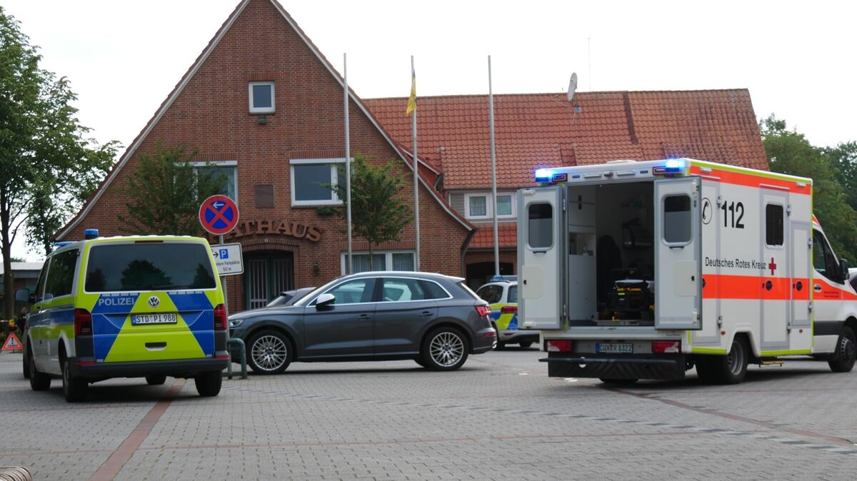 7. Juni in Hechthausen: In einer Wohnung am Marktplatz soll ein 34-Jähriger auf seine Frau eingestochen und ihr lebensbedrohliche Verletzungen zugefügt haben. Verletzt wurde auch die 14-jährige gemeinsame Tochter; zur Familie gehören drei weitere Kinder. Archivfoto: Lange