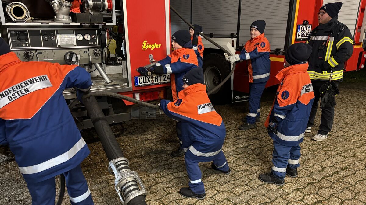 Als das Feuer ausbrach, war bei der Jugendfeuerwehr Osten schnelles Handeln gefragt. Foto: Grell
