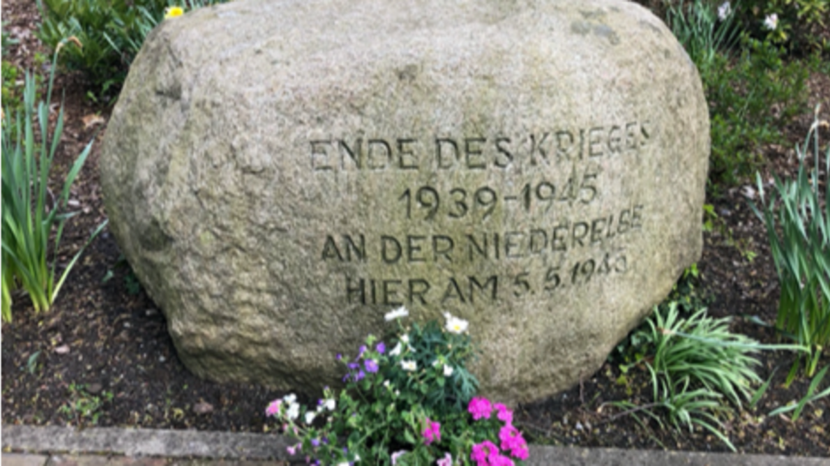 Dieser Gedenkstein am Hechthausener Ortsausgang dient als Zeichen der Erinnerung angesichts des Kriegsendes. Foto: Uwe Dubbert