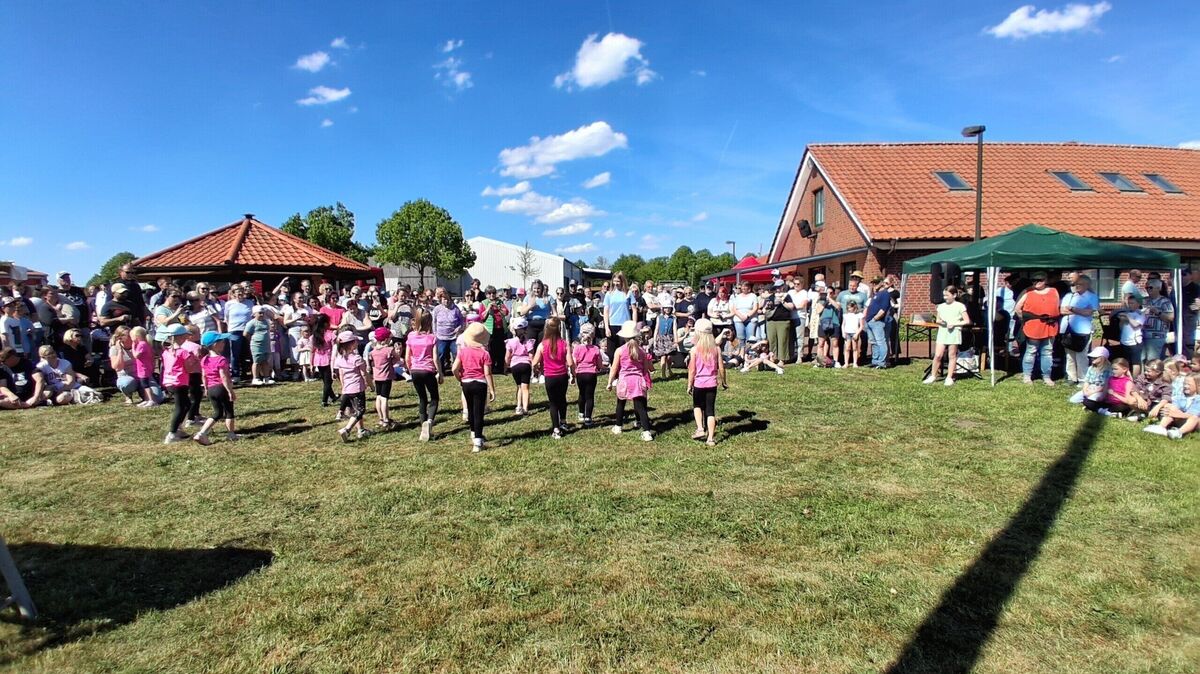 Zahlreiche Besuche schauten den Tanzgruppen (hier die
kleinen der Tanzgruppe TSV Lamstedt) bei ihrer Aufführung im Rahmenprogramm
zu. Foto: Lange