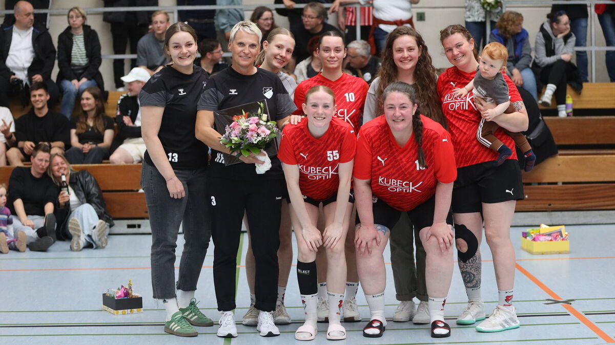 Erst der Abstieg, dann der Abschied: Der TSV Altenwalde steht vor einem Umbruch. Neben Trainerin Katrin Hinck (2.v.l.) hören auch Paula Rusch, Charlotte Neuber, Theresa König, Tessa Weschler, Jana Pressentin, Greta Herzog und Verena Aigner (v.l.) auf. Foto: Unruh