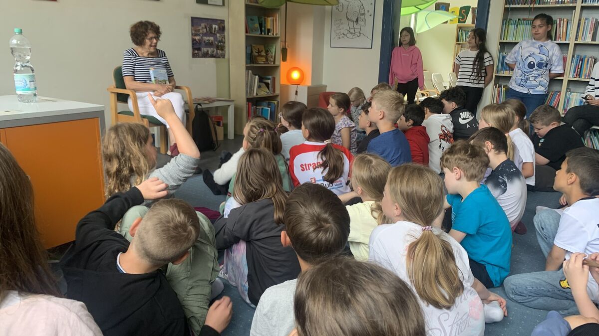 Die Kinderbuchautorin Sabine Ludwig las am Vormittag aus "Miss Braitwhistle" vor und die Kinder konnten ihr "Löcher in den Bauch" fragen. Foto: Grundschule Groden