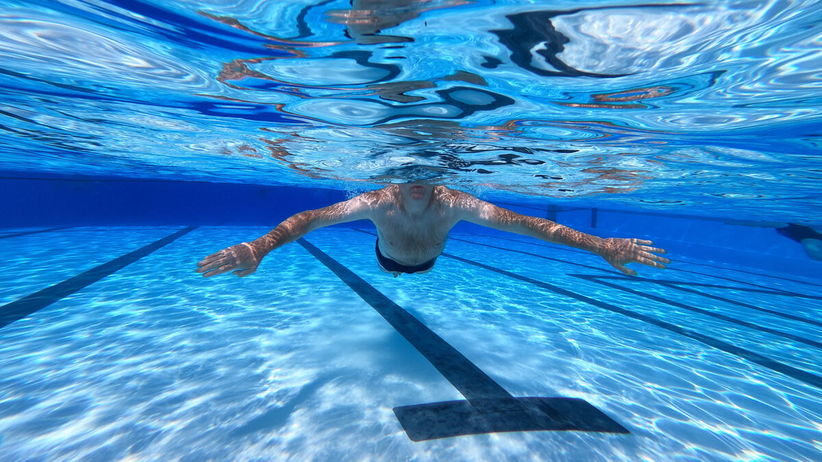 Das Hallenbad "Ostewelle" in Hemmoor ist bewusst auf den Schwimmsport ausgelegt; anders als die Spaßbäder in anderen Kommunen. Foto: Friso Gentsch/dpa
