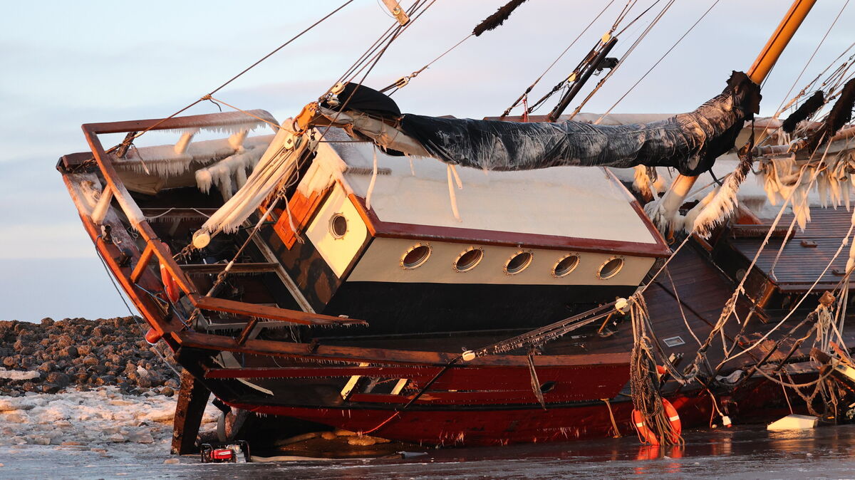Das Traditionsschiff „Ethel von Brixham“ ist von Eis überzogen und der Tide schutzlos ausgesetzt. Foto: Larschow