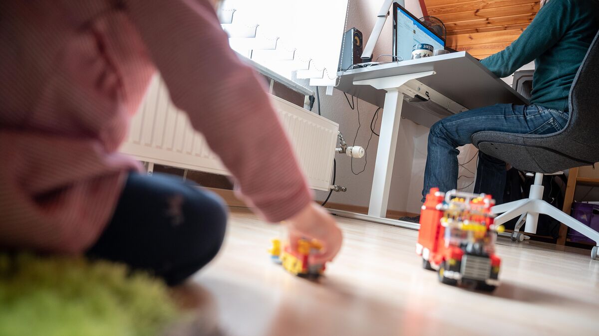 Homeoffice im Krankheitsfall eines Kindes ist nicht für alle Eltern möglich. "Wer alleinerziehend und in prekären Arbeitsverhältnissen beschäftigt ist, dem droht eine Kündigung bei vielen Fehlzeiten", erklärt Helle Vanini, Geschäftsführerin des Paritätischen Cuxhaven. Foto: dpa/Sebastian Gollnow