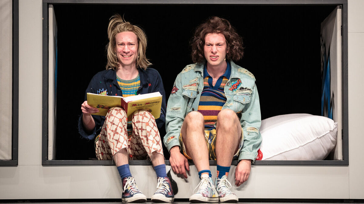 Bunt gegen Grau: Laurenz Wiegand und Martin Radecke als M&M im Potsdamer Familientheaterstück „Max und Moritz – Da ist noch was im Busch!". Das Stück ist ein Aufstand gegen das Einheitsdenken. Es ist für Kinder ab 5 Jahren empfohlen. Foto: Philipp Plum