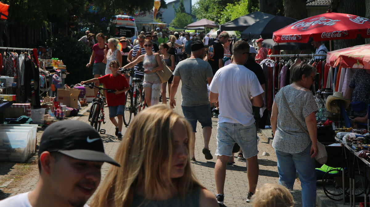 Trotz sengender Hitze strömen die Besucher zum Sahlenburger Dorffest 2026, um das bunte Treiben auf dem Flohmarkt zu genießen. Foto: Potschka