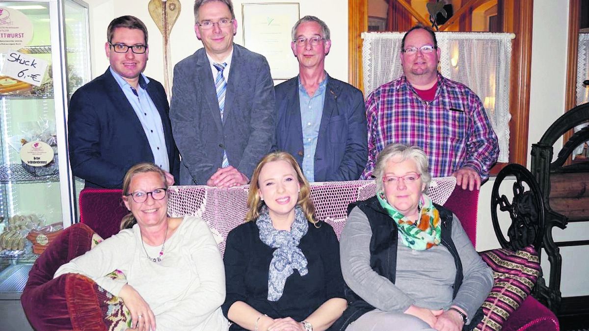 Die neue Führung der Unternehmervereinigung Hechthausen: Frank Steffens, Susanne Buck, Udo Tiedemann, Sabrina Hutcheson, Uwe Ollenburg, Peerke Dencker und Carsten Menke (von links). Foto: Nordlicht Fotograf